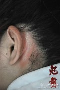 女生耳部潮流经典的白色字母纹身图案