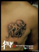 胸部唯美潮流的一款黑灰章鱼船锚纹身图案