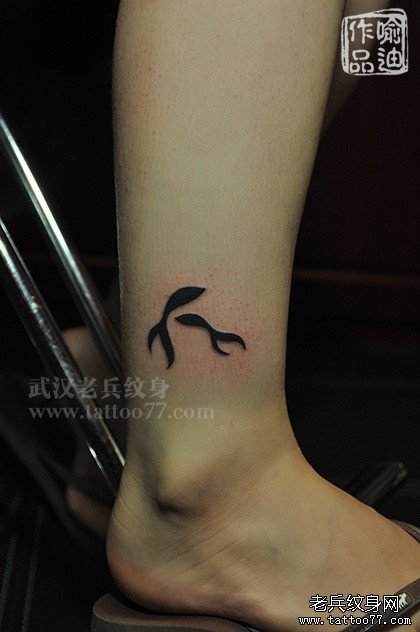 以为是小蝌蚪原来是图腾小鱼纹身由纹身师喻迪制作