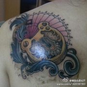 女生肩背潮流时尚的锁纹身图案