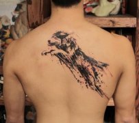 男人后背超酷的一款水墨狼纹身图案