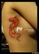 美女胸部漂亮时尚的彩色小鲤鱼纹身图案