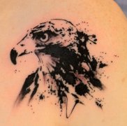 一款经典潮流的水墨老鹰纹身图案