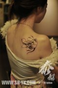 女生后肩背唯美潮流的黑灰莲花纹身图案