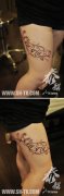 女生腿部唯美潮流的花体字母纹身图案