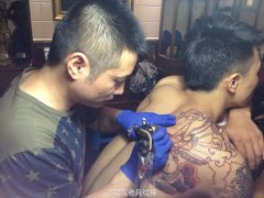 2013年8月14日兵哥为来自浙江客人做的反半甲纹身作品现场