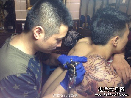 2013年8月14日兵哥为来自浙江客人做的反半甲纹身作品现场
