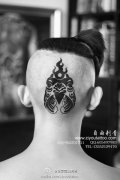 男生头部一款潮流经典的图腾公鸡纹身图案