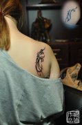 武汉纹身店纹身师为一妹子修改后背图腾纹身作品