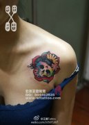 女生肩膀处潮流小巧的彩色骷髅纹身图案