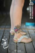 女生脚踝处小巧时尚的爱心皇冠纹身图案