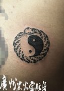 一款经典潮流的图腾蛇纹身图案