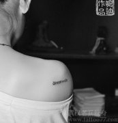 武汉纹身店纹身师喻迪为一对好姐妹打造的后背字母纹身图案作品