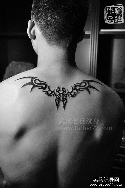 一款体现男士帅气的后背图腾翅膀纹身图案作品