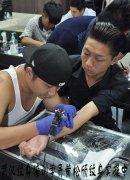 武汉老兵纹身培训学员黄松颀手部字母纹身实操中