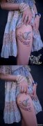 女生腿部潮流唯美的彩色花体字母纹身图案