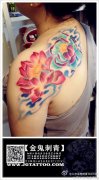 女生肩背潮流好看的彩色莲花纹身图案