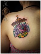 女生肩背潮流时尚的旋转木马纹身图案