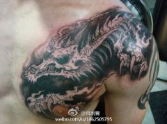 男人肩膀处超酷的骷髅骨架麒麟纹身图案