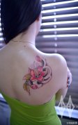 美女肩背漂亮精美的一款彩色花卉纹身图案