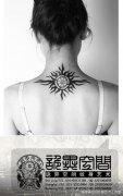 女生后颈时尚经典的图腾太阳纹身图案