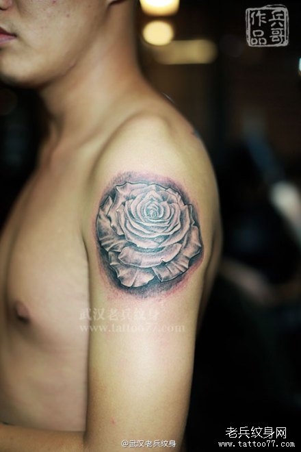 一款大臂白玫瑰纹身图案作品及象征意义