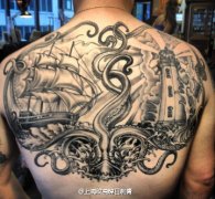 男生后背经典时尚的章鱼灯塔帆船纹身图案