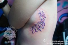 美女胸部漂亮时尚的彩色花体字母纹身图案
