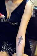 女生手臂一款小巧的十字架纹身图案