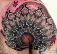 男人肩膀处时尚经典的图腾花卉纹身图案