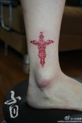 女生腿部小巧经典的红色图腾纹身图案