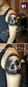 男生手臂一款写实潮流的黑灰骷髅纹身图案