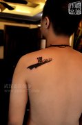 后背图腾字母纹身图案作品由武汉老兵纹身店喻迪打造