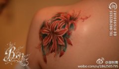女生肩背漂亮时尚的彼岸花纹身图案