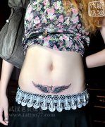 美女腹部翅膀纹身作品遮盖疤痕
