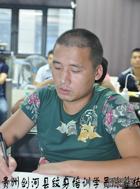 贵州剑河县纹身培训学员陈善植纹身学习中