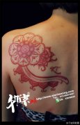 女生后肩背潮流经典的图腾藤蔓纹身图案