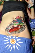 美女用鲤鱼莲花纹身图案作品遮盖肚子多年疤痕