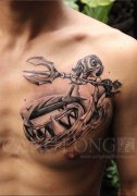 男人胸前经典的LOL小鱼人纹身图案