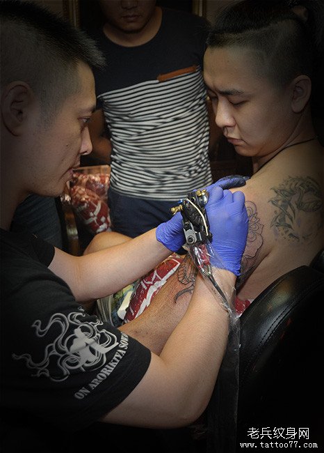 2013年9月1日兵哥用school纹身图案遮盖旧纹身现场