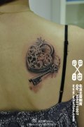 女生肩背潮流时尚的黑灰爱心锁与钥匙纹身图案