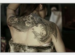 女生后肩背潮流经典的黑灰凤凰纹身图案