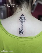 女生后背潮流经典的图腾钥匙纹身图案