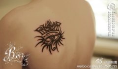 男人肩背图腾全视之眼与皇冠纹身图案