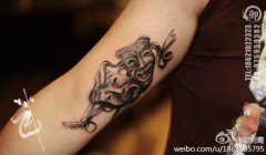 手臂内侧潮流经典的哭笑脸面具纹身图案