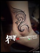 女生脚踝处潮流精美的图腾藤蔓纹身图案