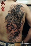 男人后背很酷经典的黑灰龙纹身图案
