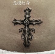 女生腹部潮流时尚的十字架纹身图案