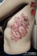 女生侧腰唯美潮流的怀表纹身图案