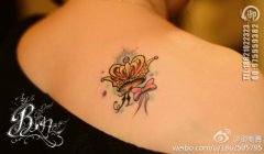 女生肩背时尚小巧的皇冠与蝴蝶结纹身图案